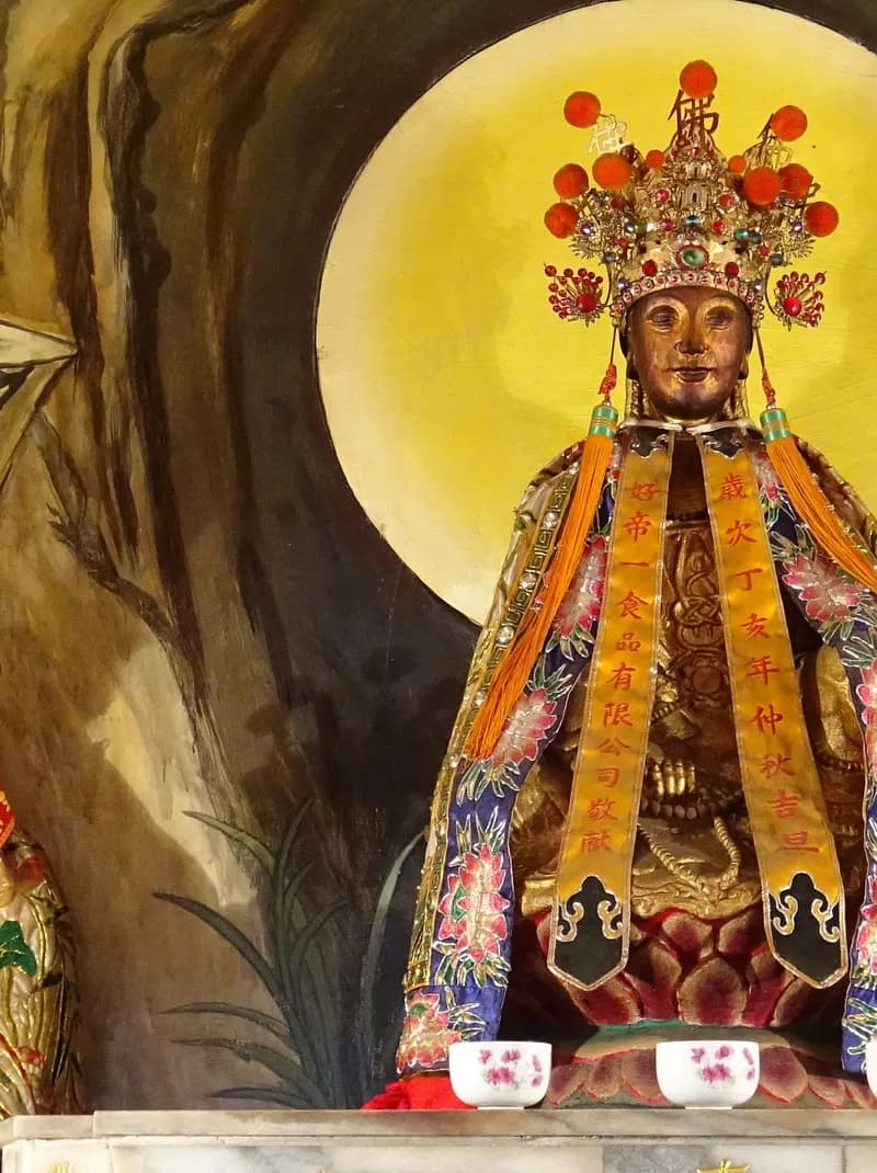 南海佛祖神像：後殿主祀，頭戴珠冠、披繡花神袍，身後為金色圓光（攝於 2015 年）