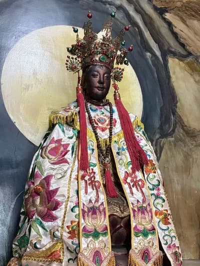 南海佛祖神像：後殿主祀，頭戴珠冠、身披白底蓮花繡袍，身後為金色圓光