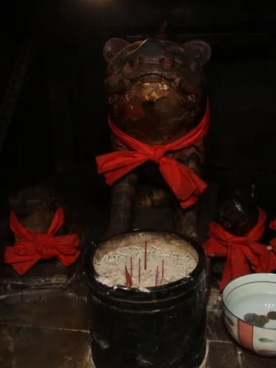 虎爺公神像：安於下壇的虎爺，頸繫紅巾，前方有香爐（攝於 2015 年）