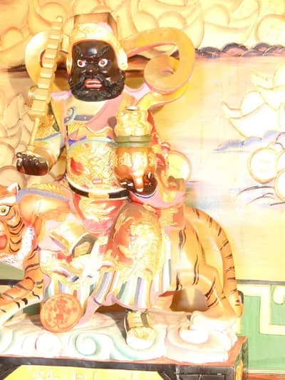 玄壇元帥神像：黑面、手持法器，騎坐猛虎（攝於 2015 年）