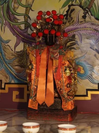 註生娘娘神像：頭戴珠冠、身披繡花神袍，身後為鳳鳥彩繪（攝於 2015 年）
