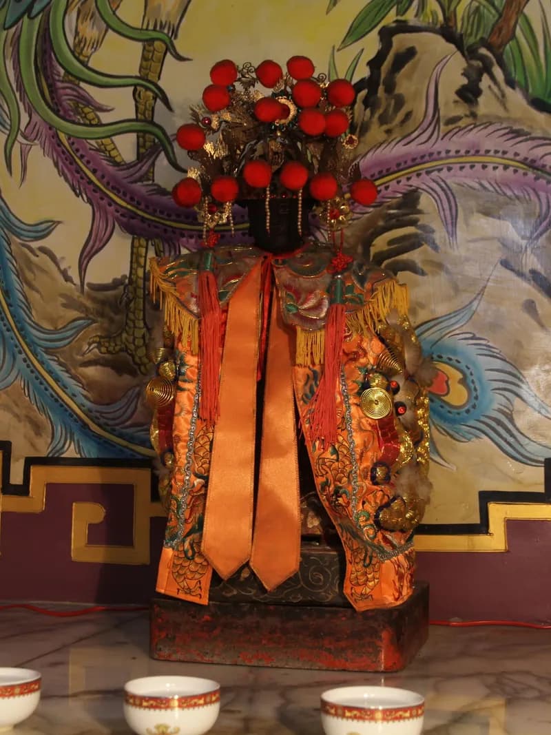 註生娘娘神像：頭戴珠冠、身披繡花神袍，身後為鳳鳥彩繪（攝於 2015 年）