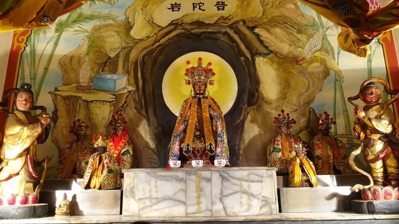 後殿南海佛祖神龕：觀音佛祖端坐於岩洞造景前，左右有脅侍神像（攝於 2015 年）