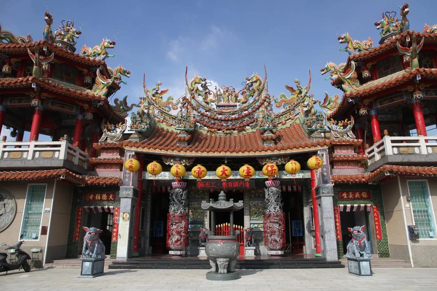 本廟三川殿正面:屋簷下一排燈籠,門前有石獅與香爐,兩側是鐘鼓樓(攝於 2015 年)